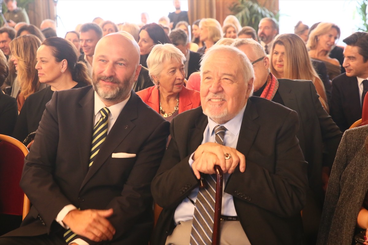 Avusturya'da ünlü Türk moda tasarımcısı Atıl Kutoğlu, Viyana eyaletine hizmetlerinden dolayı...