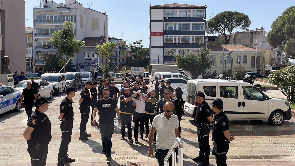 Aydın'ın Efeler ilçesinde spor salonuna ait 3 iş yerinin kurşunlanmasına ilişkin gözaltına alınan...