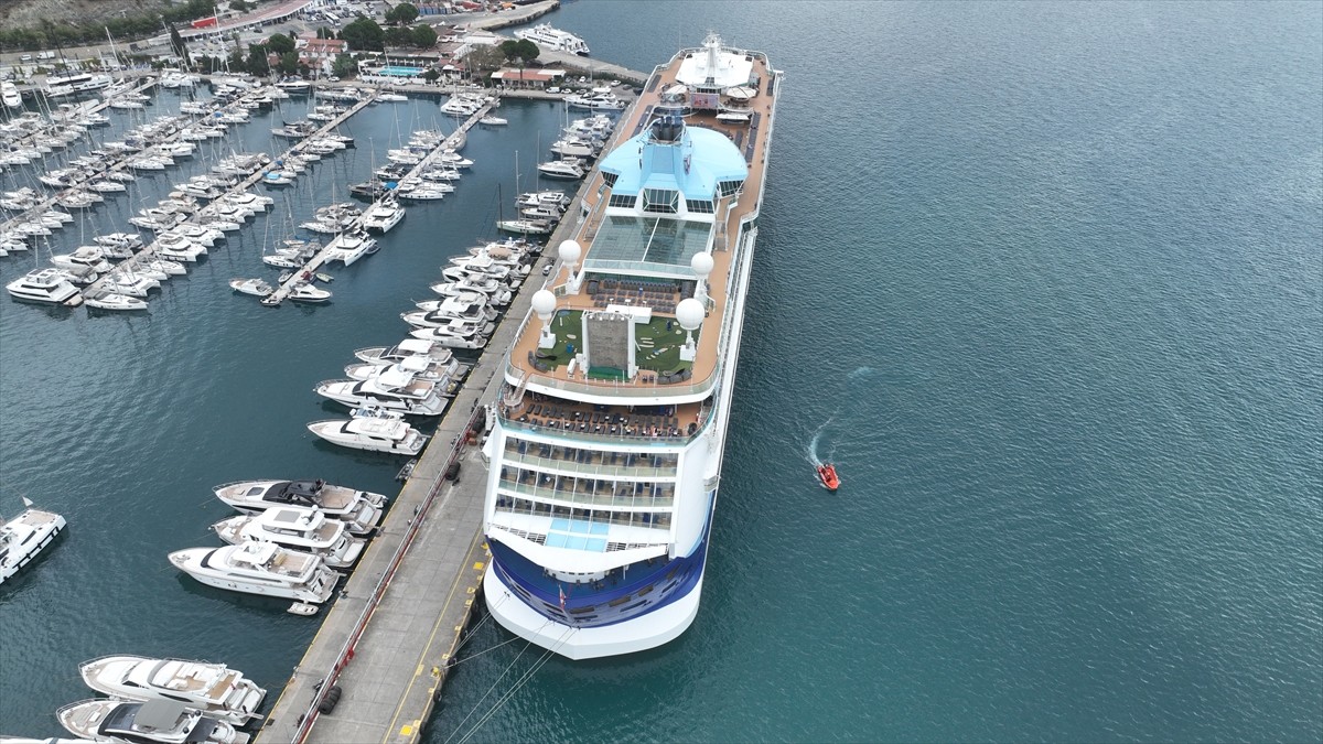 Bahamalar bayraklı "Marella Discovery 2" isimli kruvaziyer, 1695 yolcusuyla Muğla'nın Marmaris...