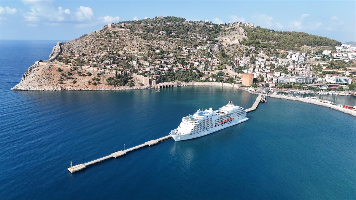 Bahamalar bayraklı "Seven Seas Navigator" isimli kruvaziyer, Antalya'nın Alanya ilçesine geldi.