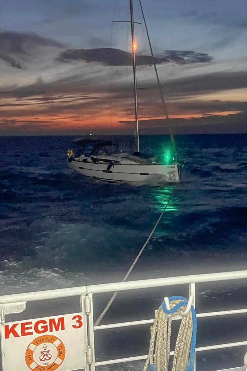 Bakırköy açıklarında sürüklenen ve içinde 2 kişi bulunan tekne Kıyı Emniyeti Genel Müdürlüğü...