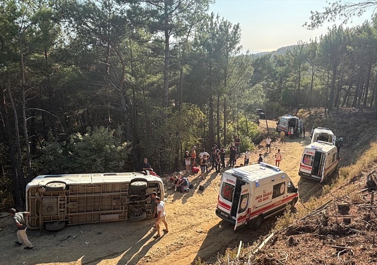 Balıkesir'in Edremit ilçesinde, tur minibüsünün devrilmesi sonucu 11 kişi yaralandı.