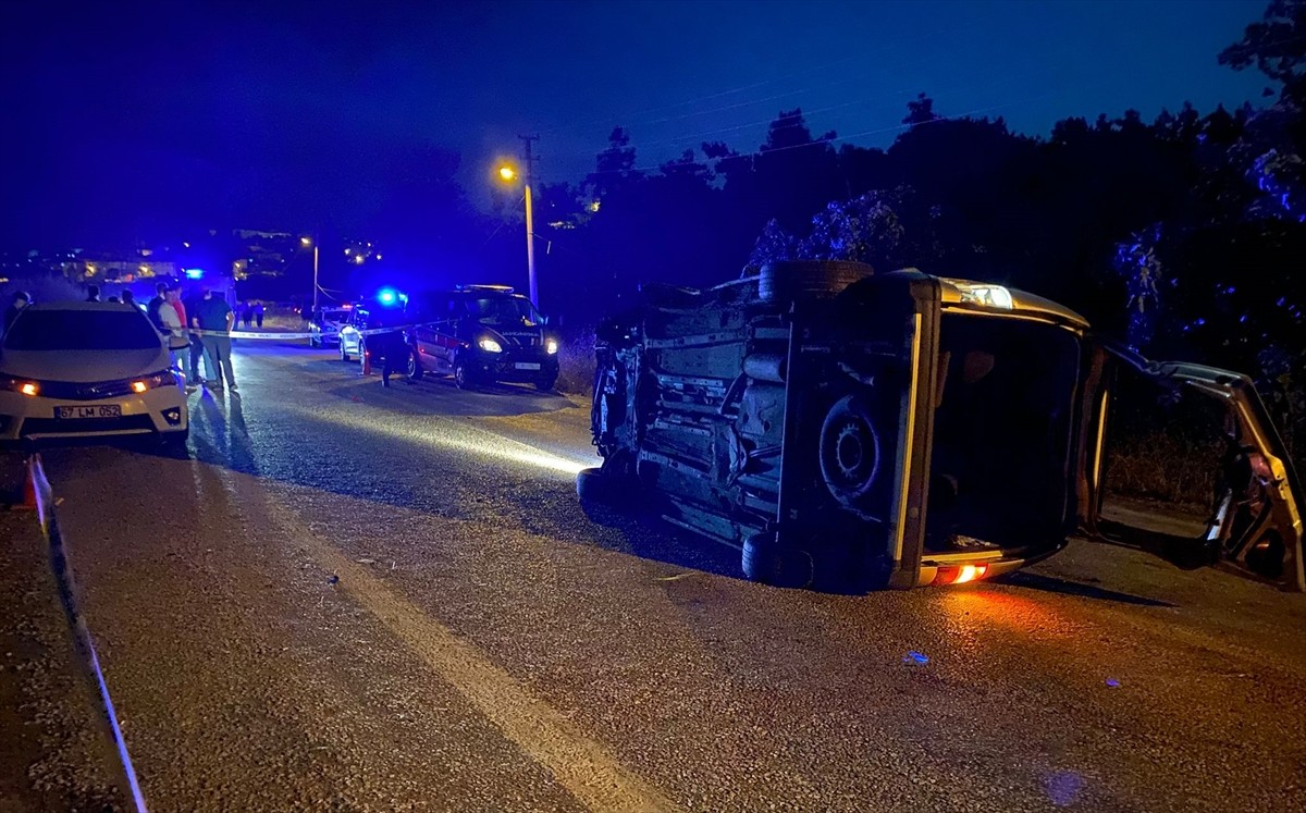 Balıkesir'in Manyas ilçesinde otomobilin elektrik direğine çarpması sonucu 1 uzman çavuş öldü, 1...