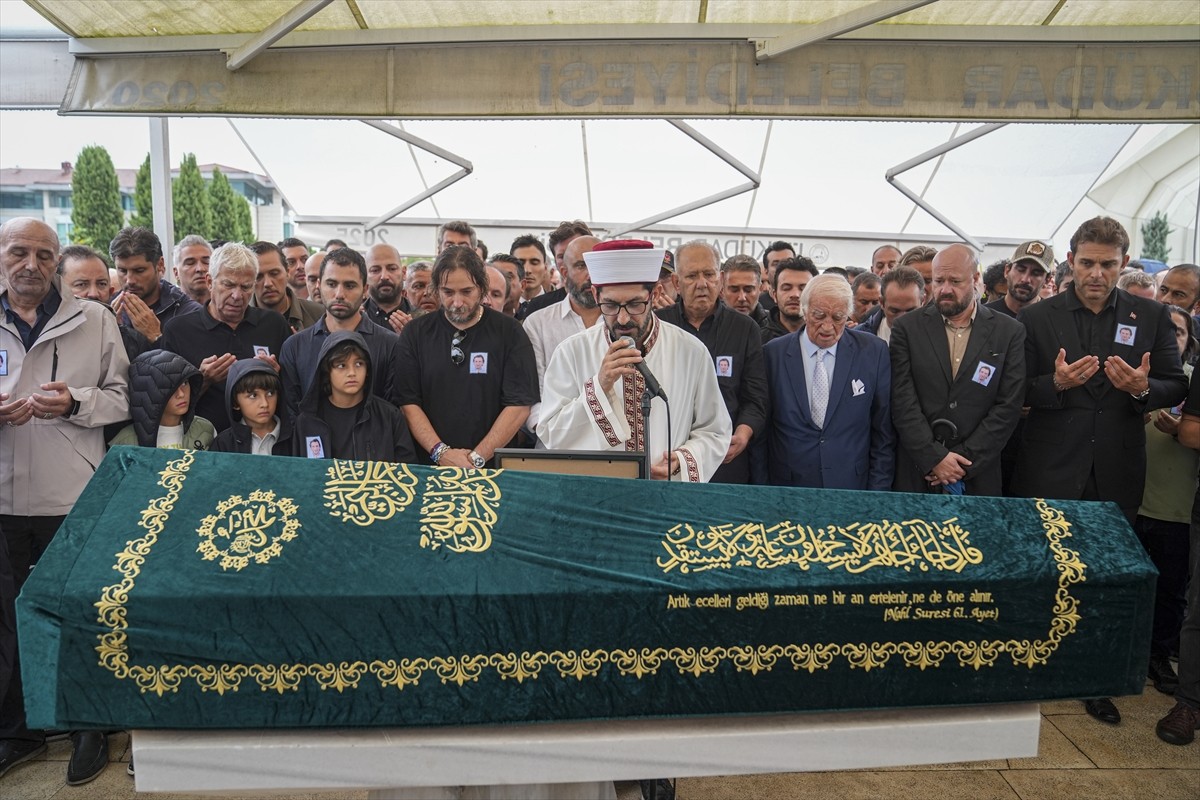 Balıkesir'in Marmara Adası açıklarında 4 Ağustos'ta teknesi parçalanmış bulunan ve denizde cansız...