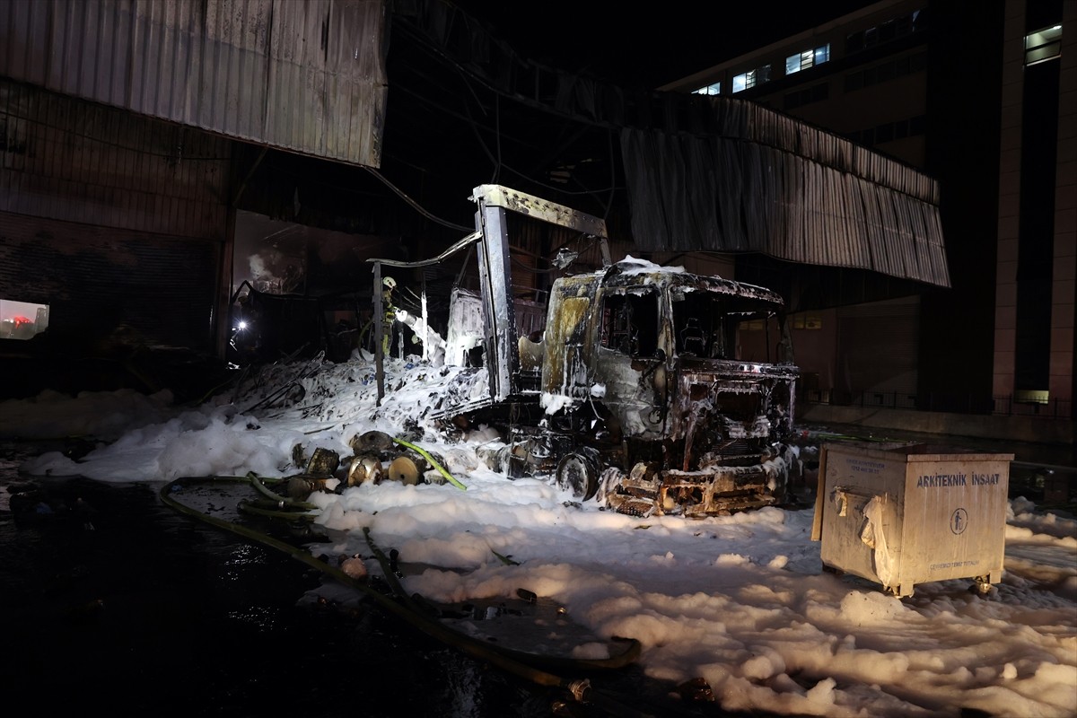 Başakşehir'de, sanayi sitesindeki nakliye deposunda çıkan yangın itfaiye ekiplerince...