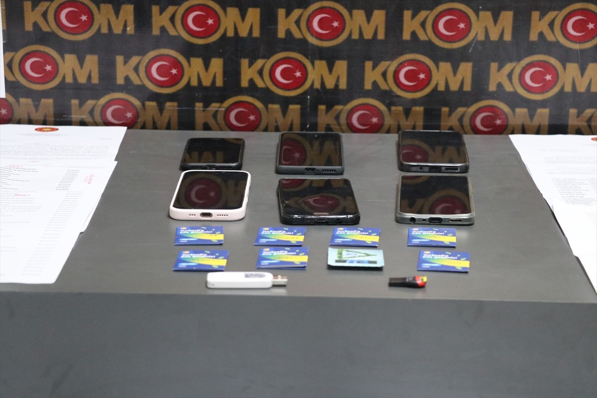 Batman'da "iş" vaadiyle dolandırıcılık yaptıkları iddiasıyla gözaltına alınan 4 zanlı tutuklandı....