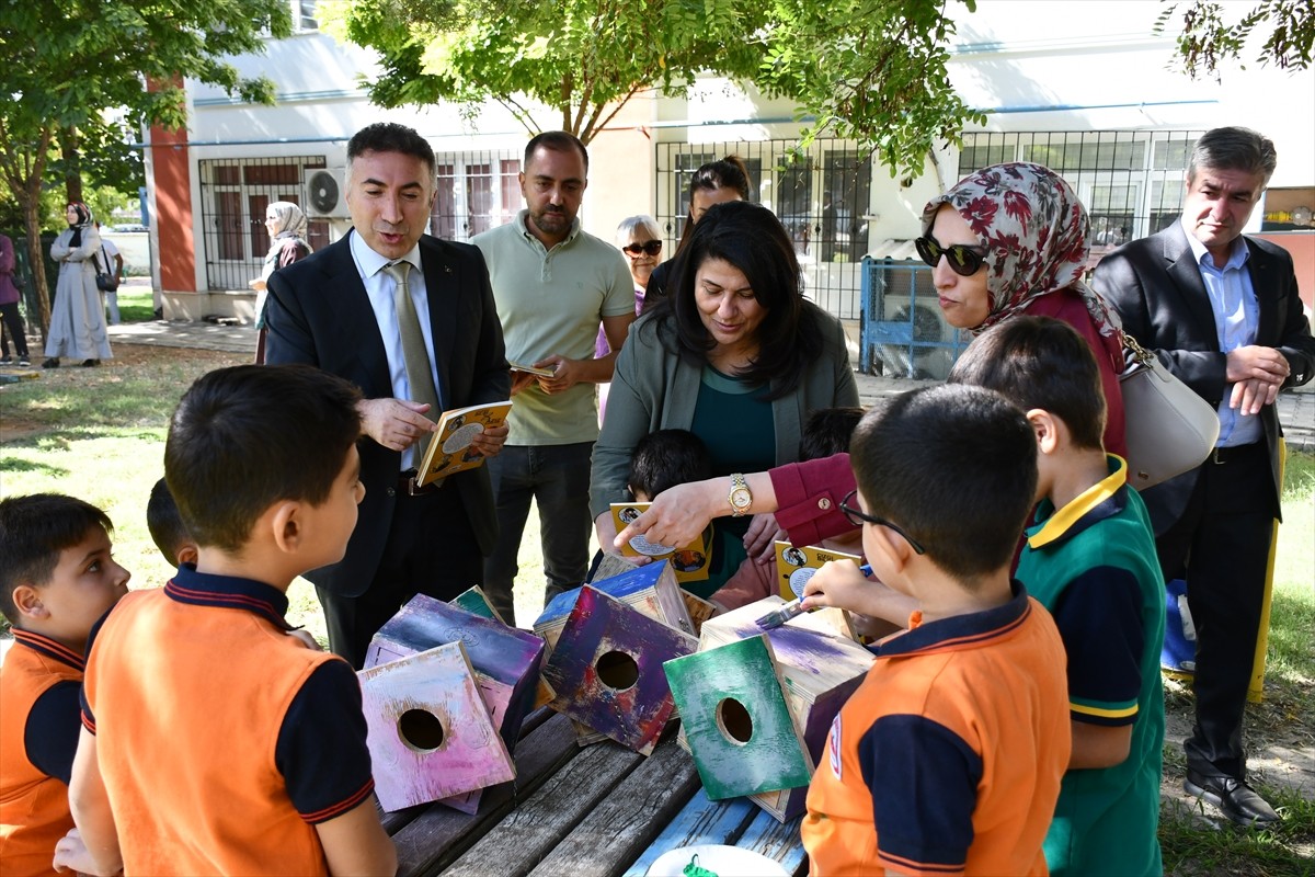 Batman Üniversitesince ilkokul öğrencilerine yönelik gerçekleştirilen boyama etkinliğinde çocuklar...