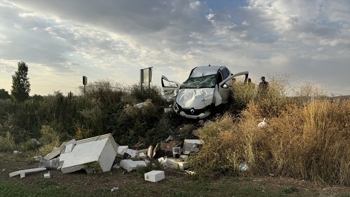 Bayburt'ta otomobil ile panelvanın çarpışması sonucu 4 kişi yaralandı.