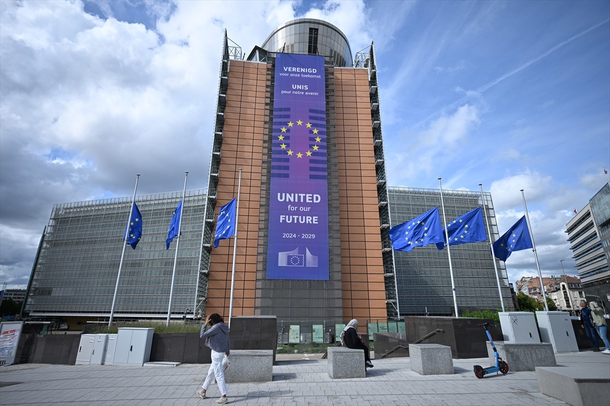 Belçika'nın başkenti Brüksel'deki Avrupa Birliği (AB) kurumlarında bayraklar, Portekiz'in başkenti...