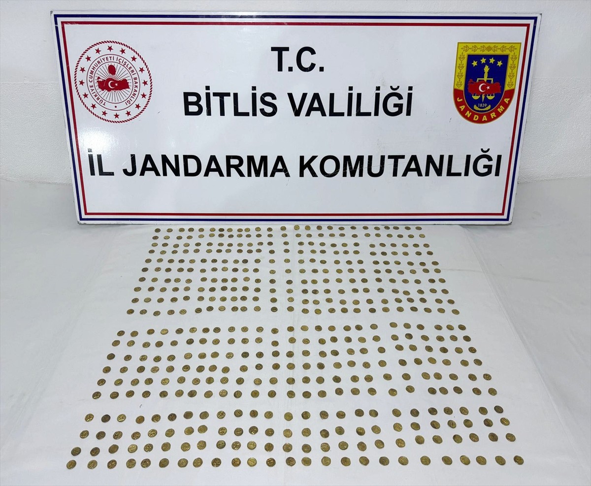 Bitlis'in Adilcevaz ilçesinde Roma dönemine ait 500 sikke ele geçirildi, 3 şüpheli gözaltına...