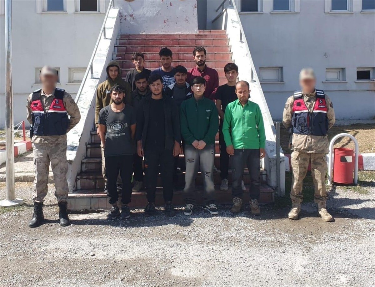 Bitlis'in Tatvan ilçesi kırsalında yurda yasa dışı yollarla giren Afganistan uyruklu 11 düzensiz...