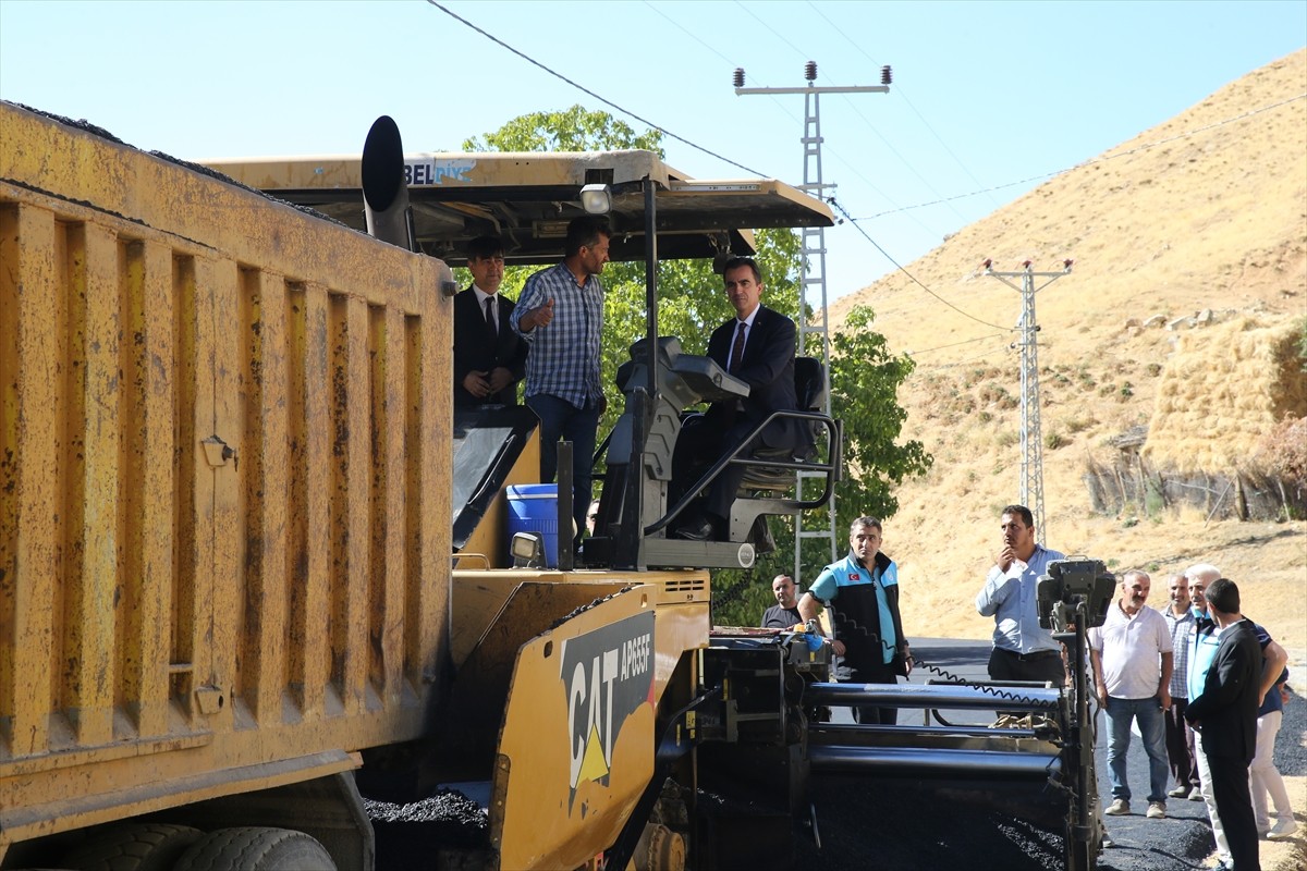 Bitlis'te kırsalda yaşayan vatandaşların ulaşımını kolaylaştırmak için köy yolları bitümlü sıcak...