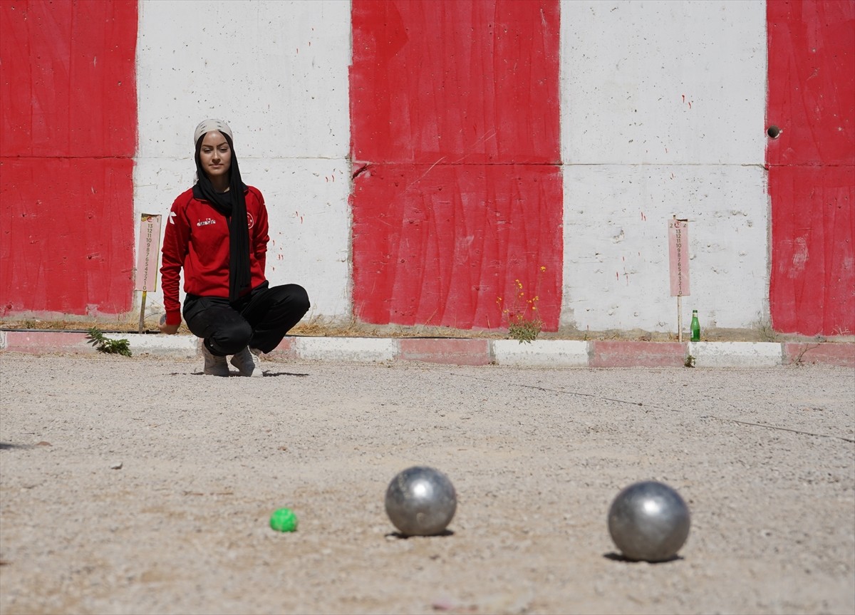 Bocce Milli Takımı'na seçilen Ayşenur Nazlı Korkmaz, dünya şampiyonasında dereceye girmeyi...