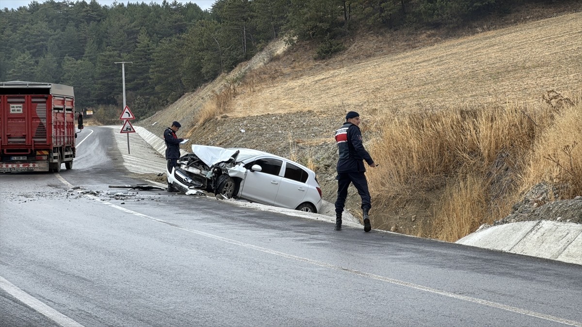 Bolu'da zincirleme trafik kazasında 10 kişi yaralandı. İhbar üzerine bölgeye çok sayıda ambulans...