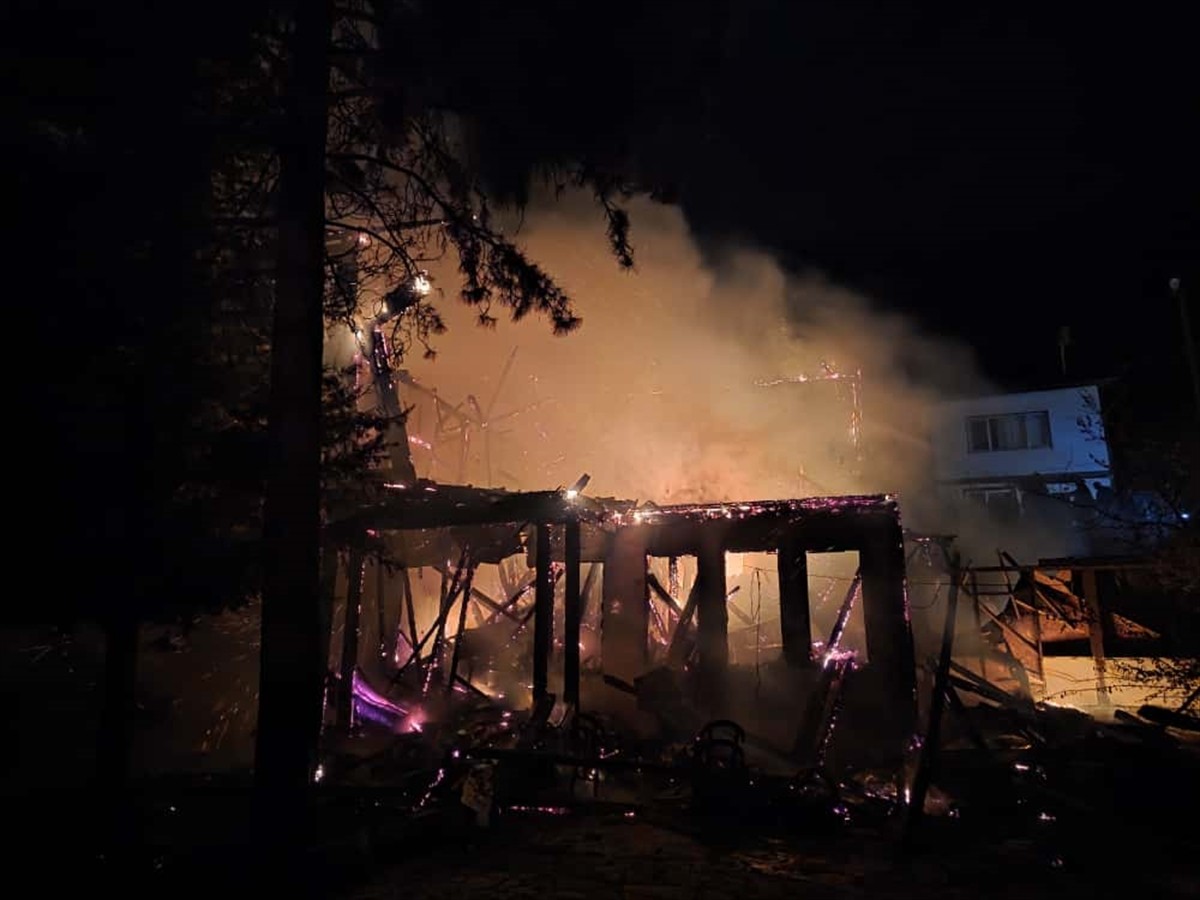 Bolu'nun Mudurnu ilçesinde çıkan yangında tarihi konak kullanılamaz hale geldi.