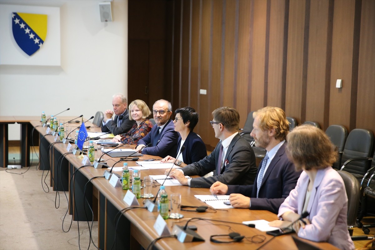 Bosna Hersek'in başkenti Saraybosna'yı ziyaret eden Avrupa Birliği (AB) Komisyonunun Genişlemeden...