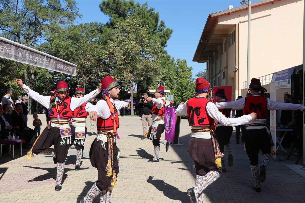 Burdur'da düzenlenen Ahilik Haftası kutlamalarında 54 yıldır berberlik yapan 76 yaşındaki Ramazan...