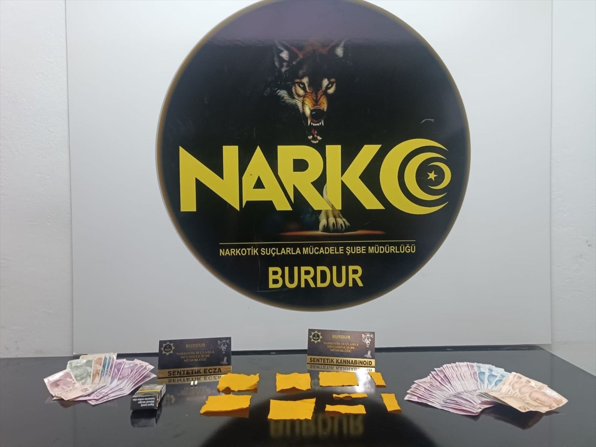 Burdur'da düzenlenen uyuşturucu operasyonunda gözaltına alınan 2 zanlıdan 1'i tutuklandı....