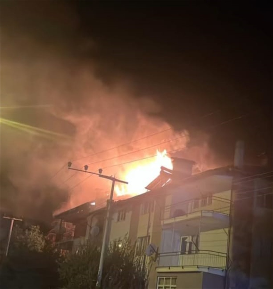 Burdur'un Gölhisar ilçesinde, bir apartmanın çatısında başlayan ve daireye sıçrayan yangın...