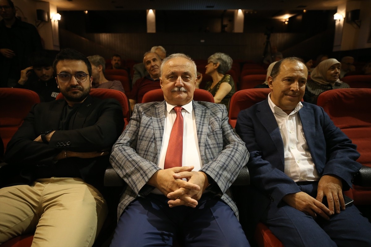 Bursa'da düzenlenen "Sağlıkta su ve önemi" konulu konferansta suyun hayati rolü ve tasarrufunun...