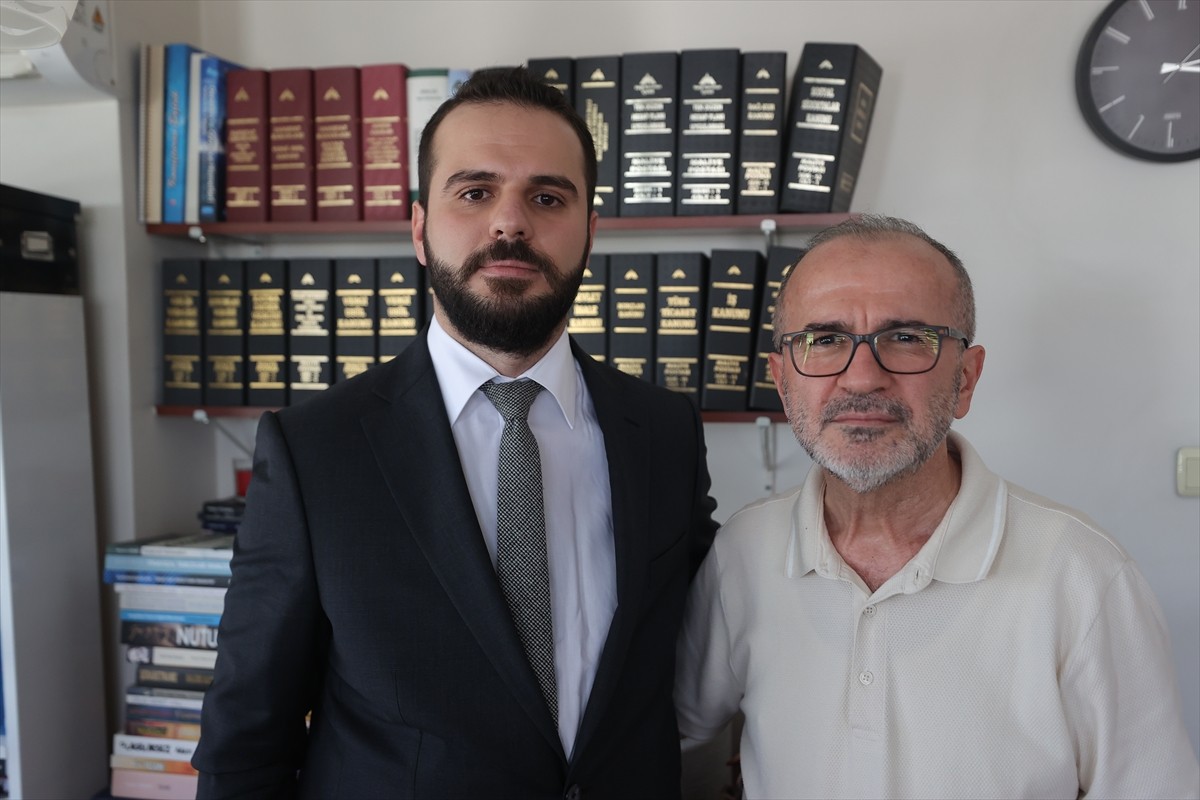 Bursa'da mali müşavir baba Hüseyin Yücebaş (sağda) ve oğul Ömer Faruk Yücebaş (solda), kendi...