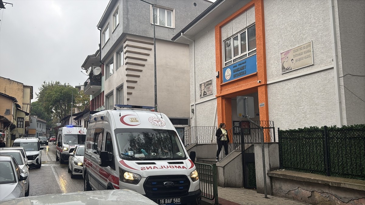 Bursa'nın Osmangazi ilçesinde ortaokuldaki 6 öğrenci, zehirlenme şüphesiyle hastaneye...