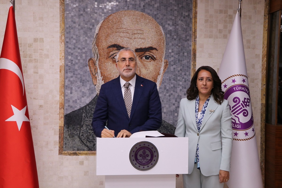 Çalışma ve Sosyal Güvenlik Bakanı Vedat Işıkhan (sağda), çeşitli programları kapsamında bulunduğu...