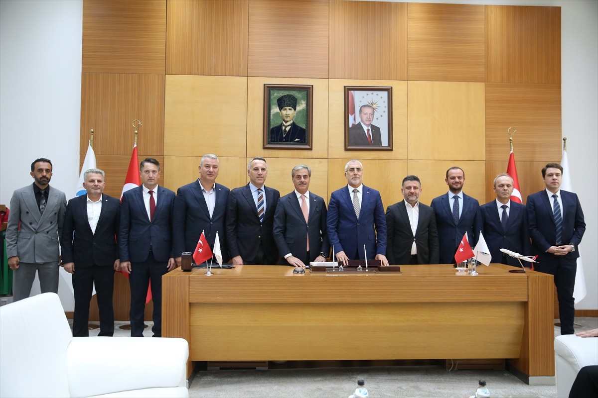 Çalışma ve Sosyal Güvenlik Bakanı Vedat Işıkhan, Sakarya Büyükşehir Belediye Başkanı Yusuf...