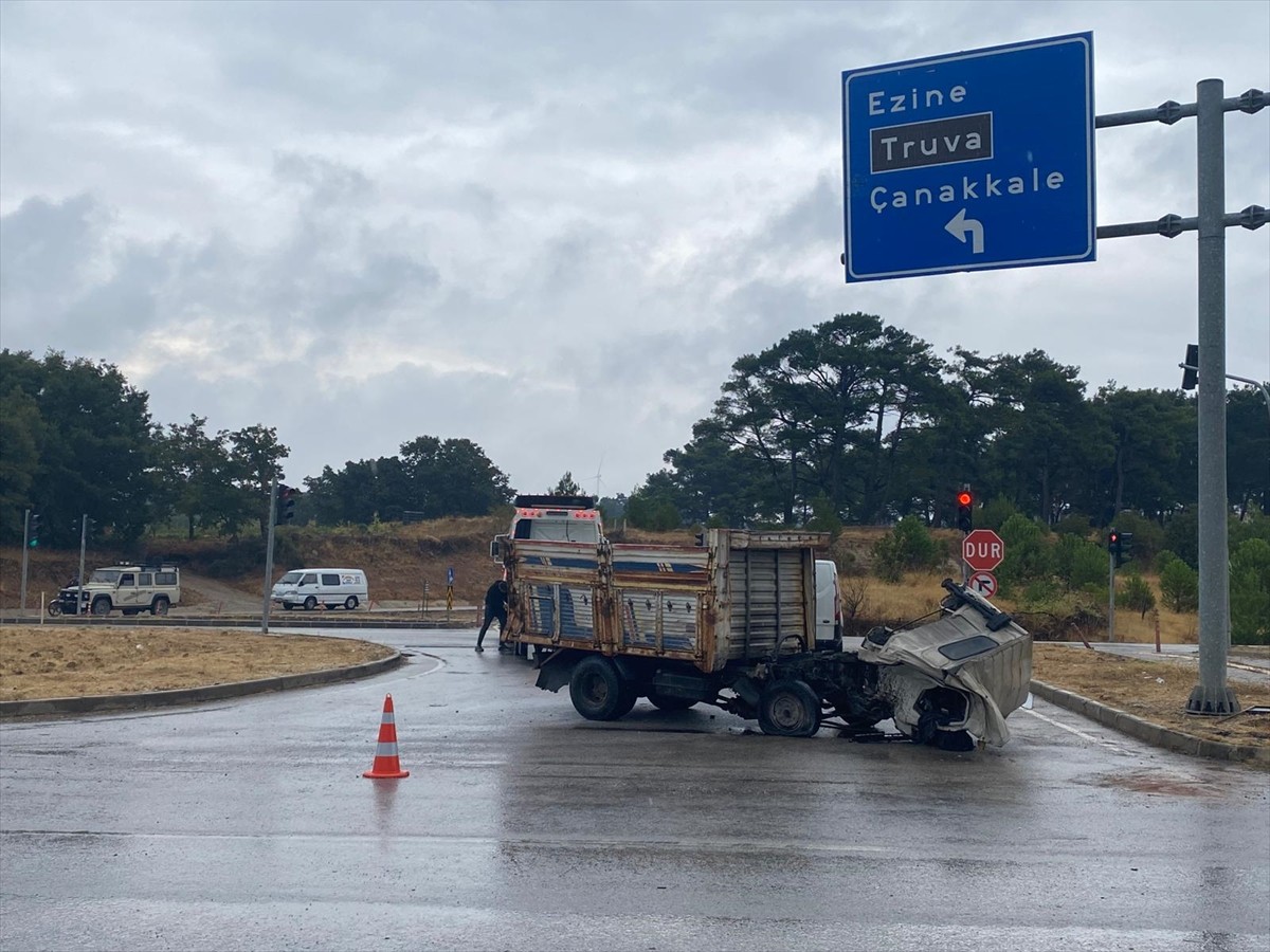 Çanakkale'nin Ayvacık ilçesinde kamyon ile kamyonetin çarpışması sonucu 1 kişi hayatını...