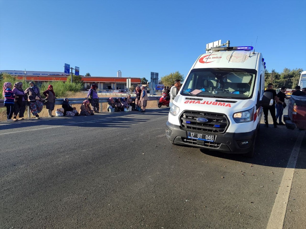 Çanakkale'nin Bayramiç ilçesinde işçi servisiyle kamyonetin çarpışması sonucu 5 kişi...