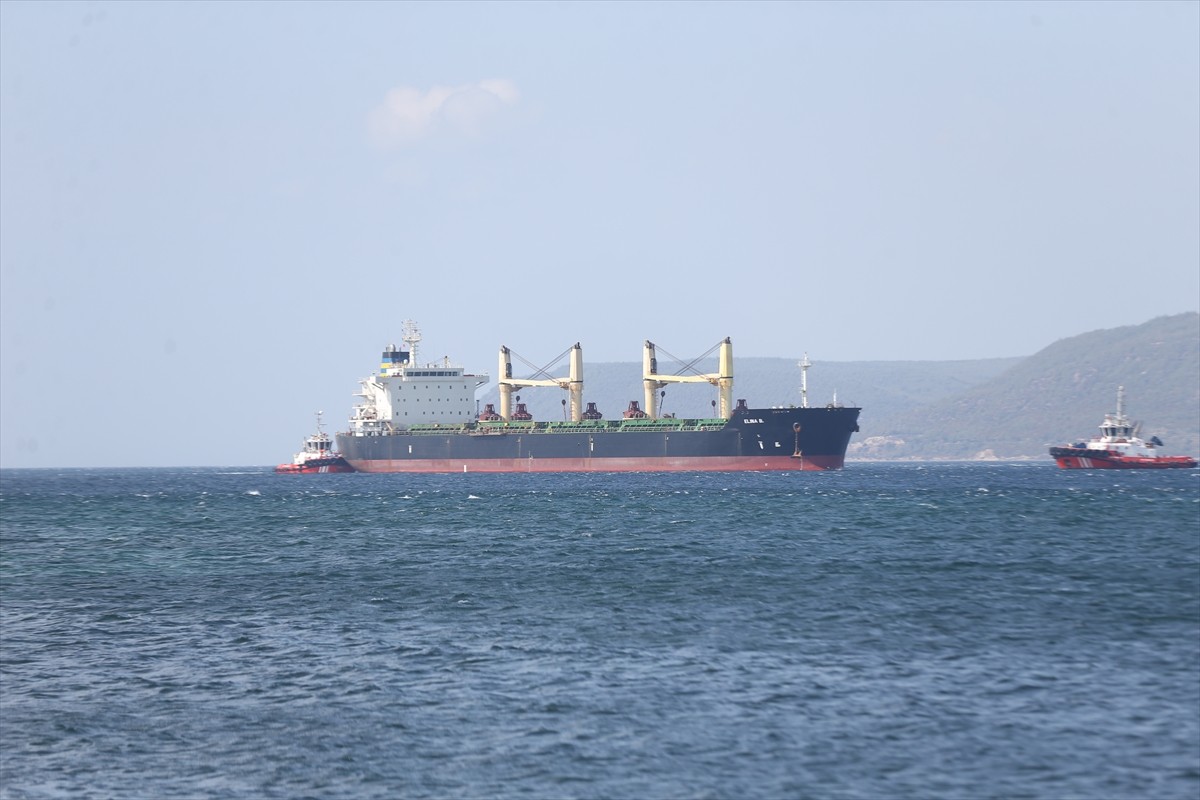 Çanakkale Boğazı'nda makine arızası meydana gelen gemi kurtarıldı.