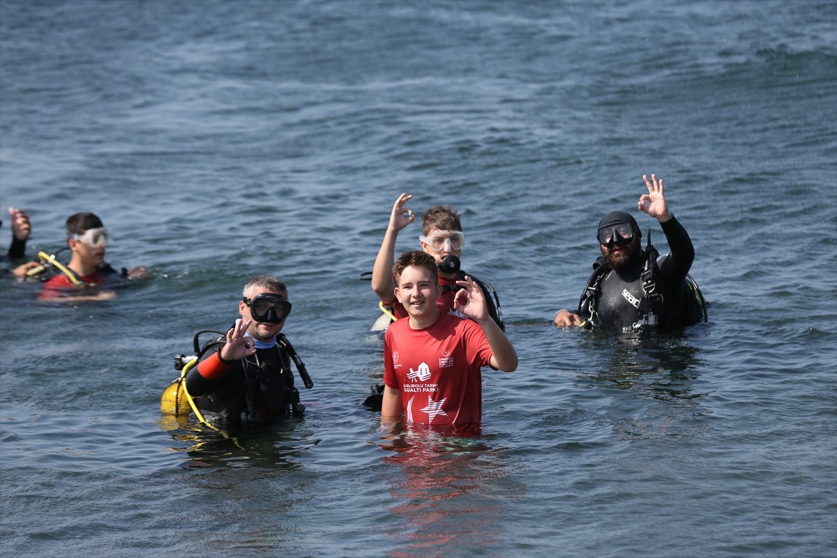 Çanakkale Kültür Yolu Festivali etkinlikleri kapsamında, 12-16 yaş arasındaki gençler önce dalış...