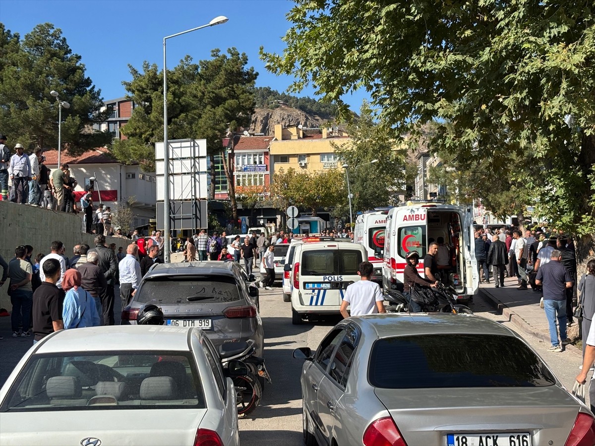 Çankırı'da iki grup arasında çıkan bıçaklı kavgada 3 kişi yaralandı. Olay yerine polis ve sağlık...