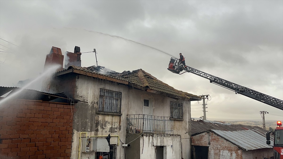 Çankırı'nın Çerkeş ilçesinde çıkan yangında samanlık kullanılamaz hale geldi, bitişiğindeki ev...
