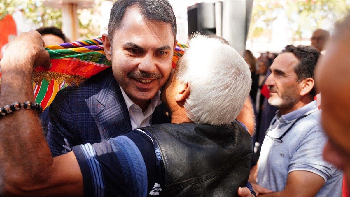 Çevre, Şehircilik ve İklim Değişikliği Bakanı Murat Kurum, depremde evleri hasar gören...