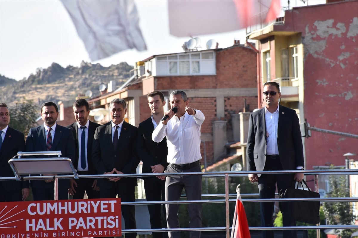 CHP Genel Başkanı Özgür Özel, Afyonkarahisar'da partisince Zafer Meydanı'nda düzenlenen, "Millet...