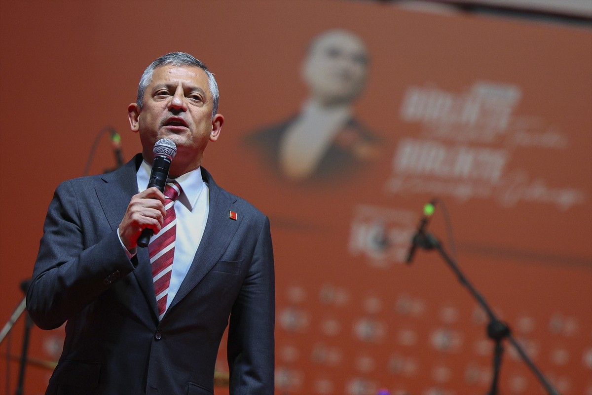 CHP Genel Başkanı Özgür Özel, Ankara Yenimahalle'de düzenlenen CHP 102. Yıl Dayanışma Konseri'nde...