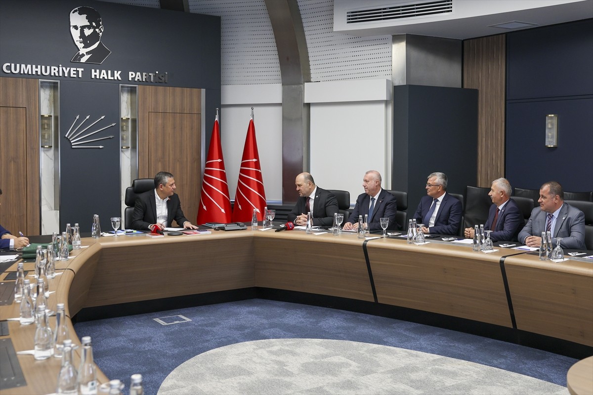 CHP Genel Başkanı Özgür Özel, Balkan Türkleri Göçmen ve Mülteci Dernekleri Federasyonu Başkanı...