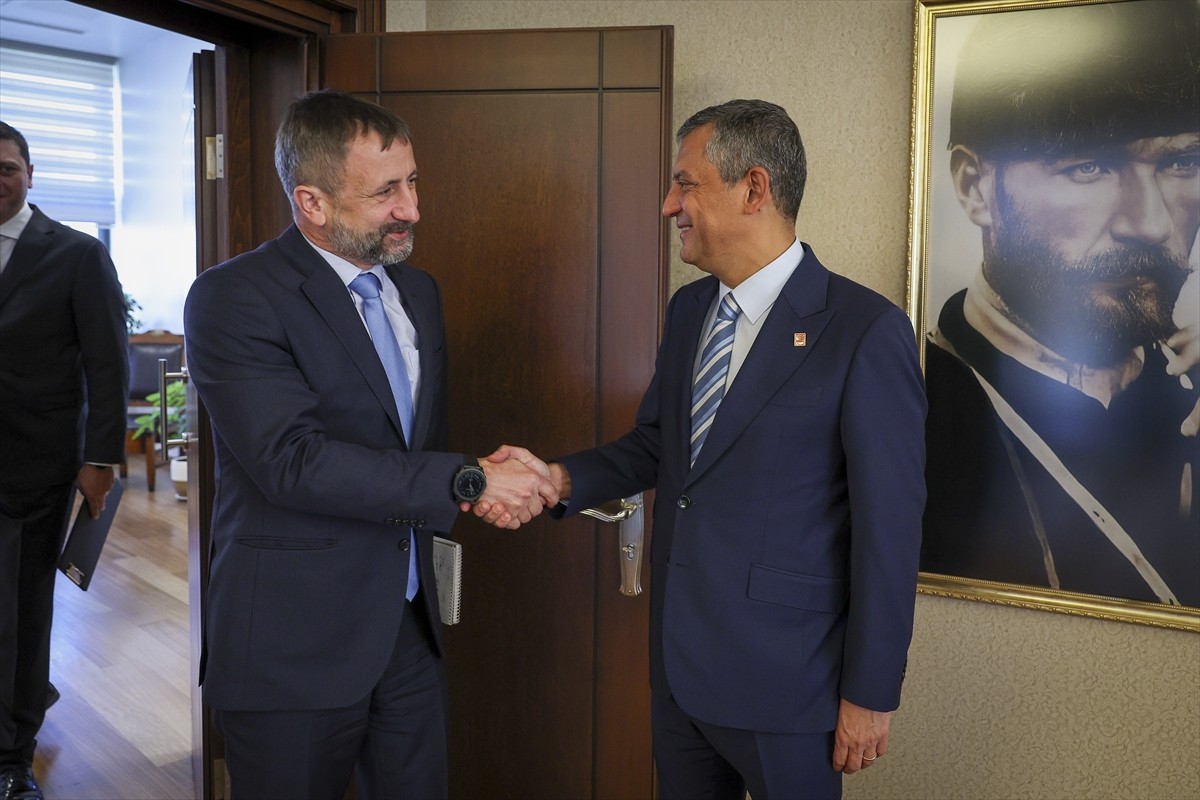 CHP Genel Başkanı Özgür Özel, Çekya'nın Ankara Büyükelçisi Petr Stepanek ile parti genel...