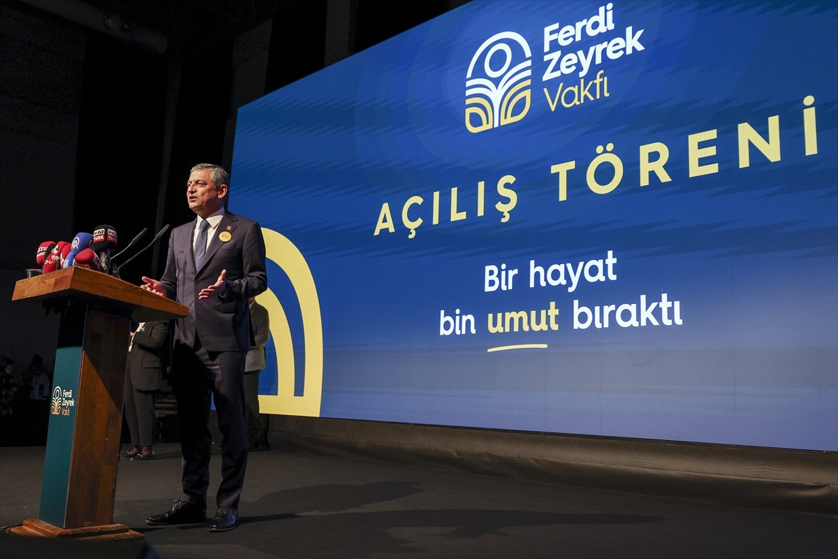 CHP Genel Başkanı Özgür Özel, evinde elektrik akımına kapıldıktan sonra tedavi gördüğü hastanede...