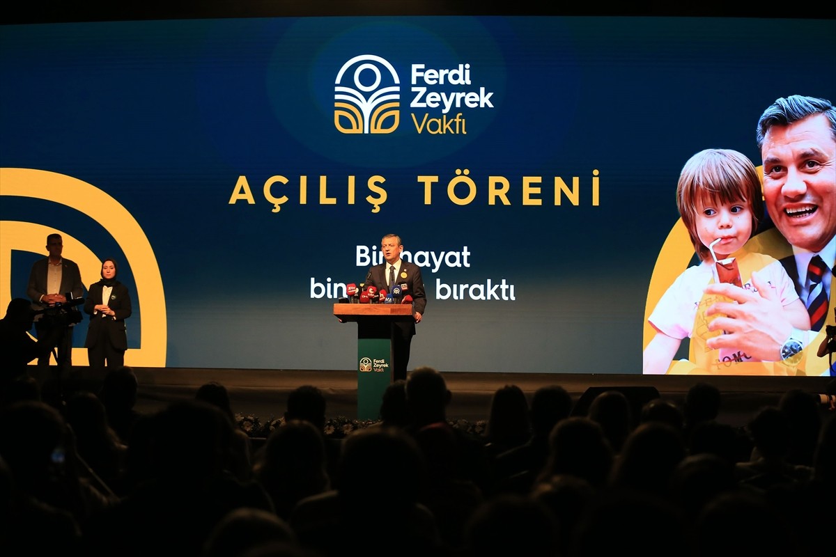 CHP Genel Başkanı Özgür Özel, evinde elektrik akımına kapıldıktan sonra tedavi gördüğü hastanede...