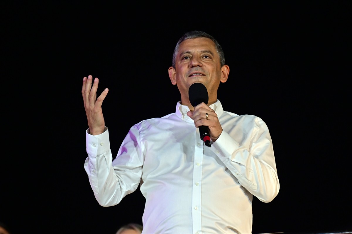 CHP Genel Başkanı Özgür Özel, İstanbul Büyükşehir Belediyesine (İBB) yönelik yolsuzluk ve terör...