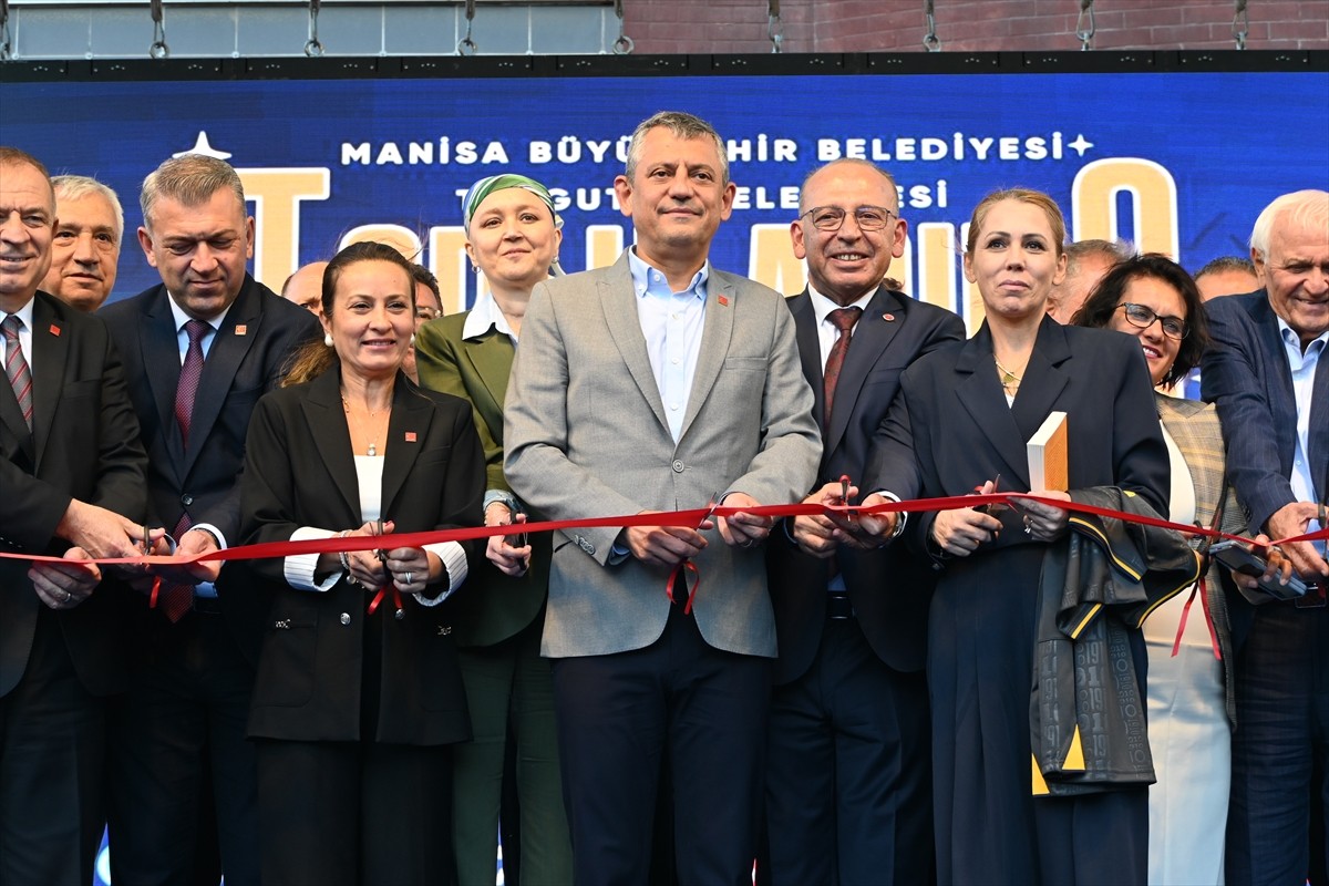 CHP Genel Başkanı Özgür Özel, Manisa Büyükşehir ile Turgutlu belediyelerinin ilçede hizmete aldığı...