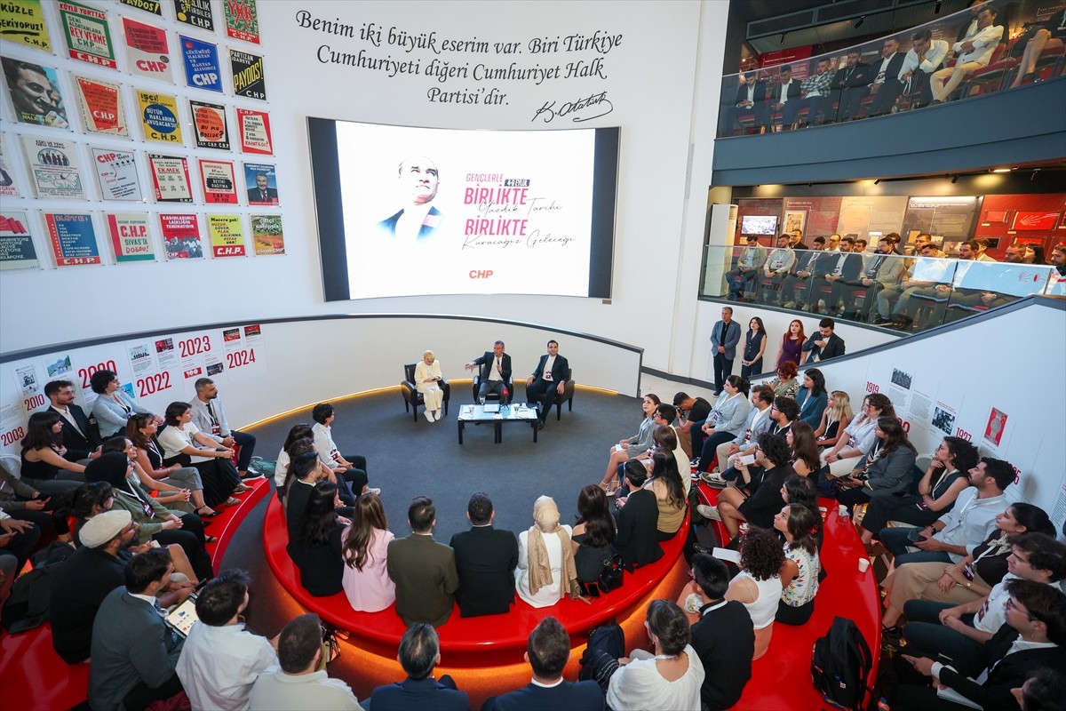 CHP Genel Başkanı Özgür Özel, partisinin genel merkezinde gençlerle buluştu.
