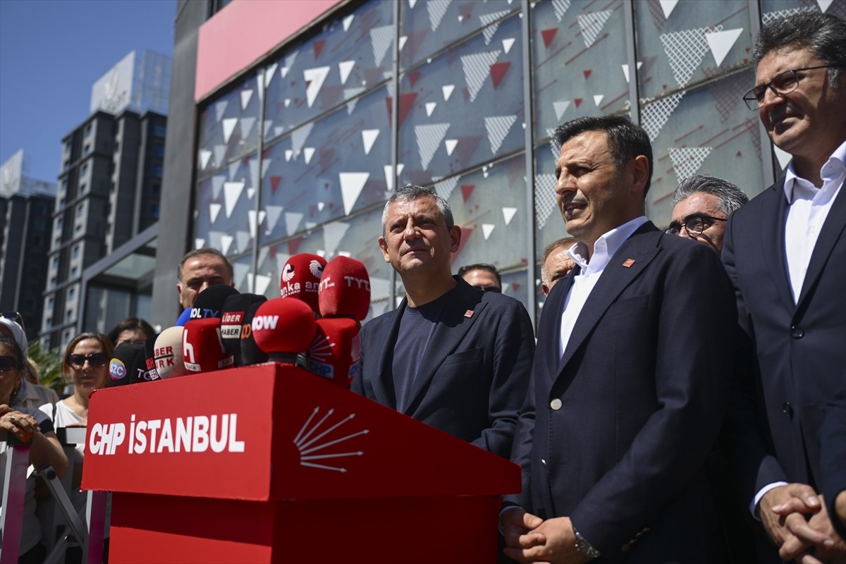 CHP Genel Başkanı Özgür Özel, partisinin İstanbul İl Başkanlığına ziyarette bulunarak İstanbul 45....