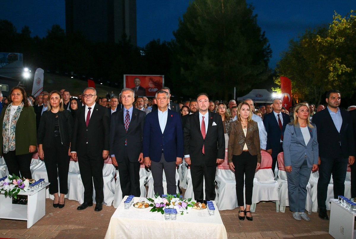 CHP Genel Başkanı Özgür Özel (sol2), Uşak Belediyesince yenilenen Ferdi Zeyrek Amfi Salonu'nun...