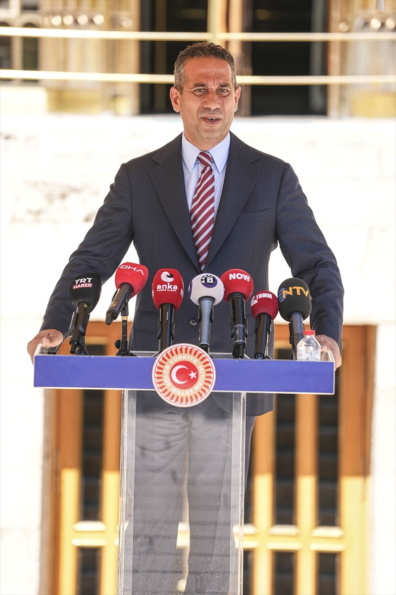 CHP Grup Başkanvekili Ali Mahir Başarır, Meclis'te düzenlediği basın toplantısında gazetecilere...