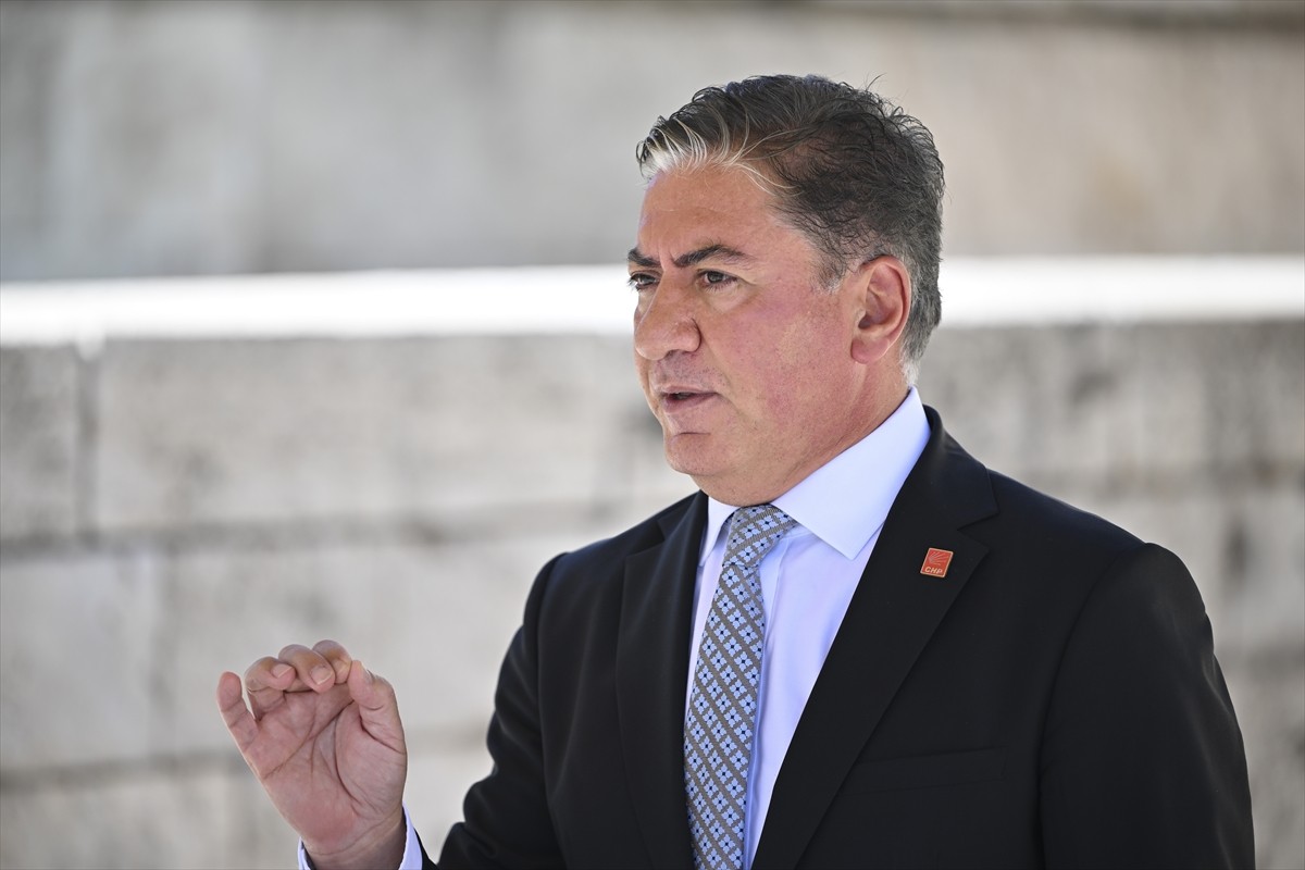 CHP Grup Başkanvekili Murat Emir, Meclis'te düzenlediği basın toplantısında açıklamalarda...
