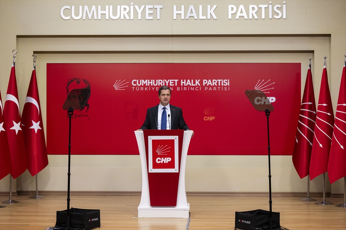 CHP Sözcüsü Deniz Yücel, parti genel merkezinde Genel Başkan Özgür Özel'in başkanlığında...