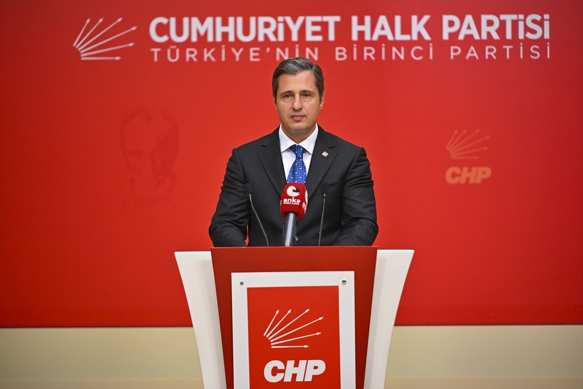  CHP Sözcüsü Deniz Yücel, parti genel merkezinde Genel Başkan Özgür Özel'in başkanlığında...